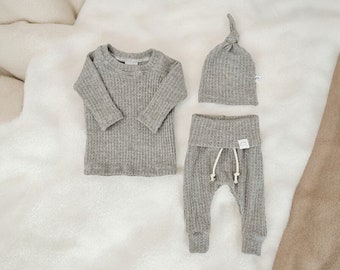 Gray Waffle gender neutral coming home outfit newborn, thermal waffle knit, 0-3m, 3-6m, baby boy clothes, cozy going home set, minimal baby.