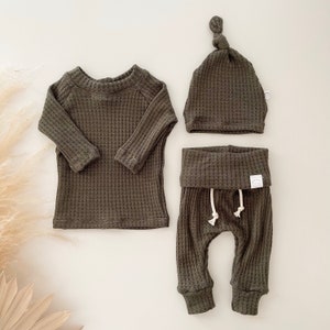 Green Waffle Knit Baby Outfit - Neutral Baby Coming Home Outfit | Unisex Baby Shower Gift | Cozy Baby Layette Set | Winter Baby Clothes
