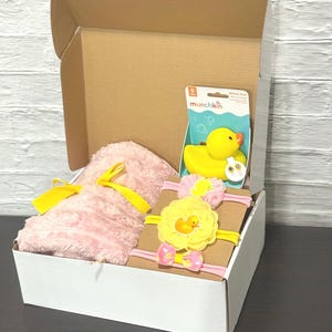 Ducky Theme Baby Girl Gift Basket/ New Baby Gift Basket/ Baby Shower Gift/ Welcome Baby Gift/ Baby Gift Basket/ Baby Basket with Blanket afbeelding 1