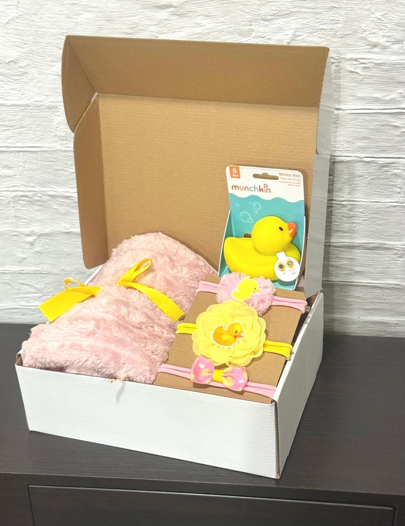 Ducky Theme Baby Girl Gift Basket/ New Baby Gift Basket/ Baby Shower Gift/ Welcome Baby Gift/ Baby Gift Basket/ Baby Basket with Blanket afbeelding 1