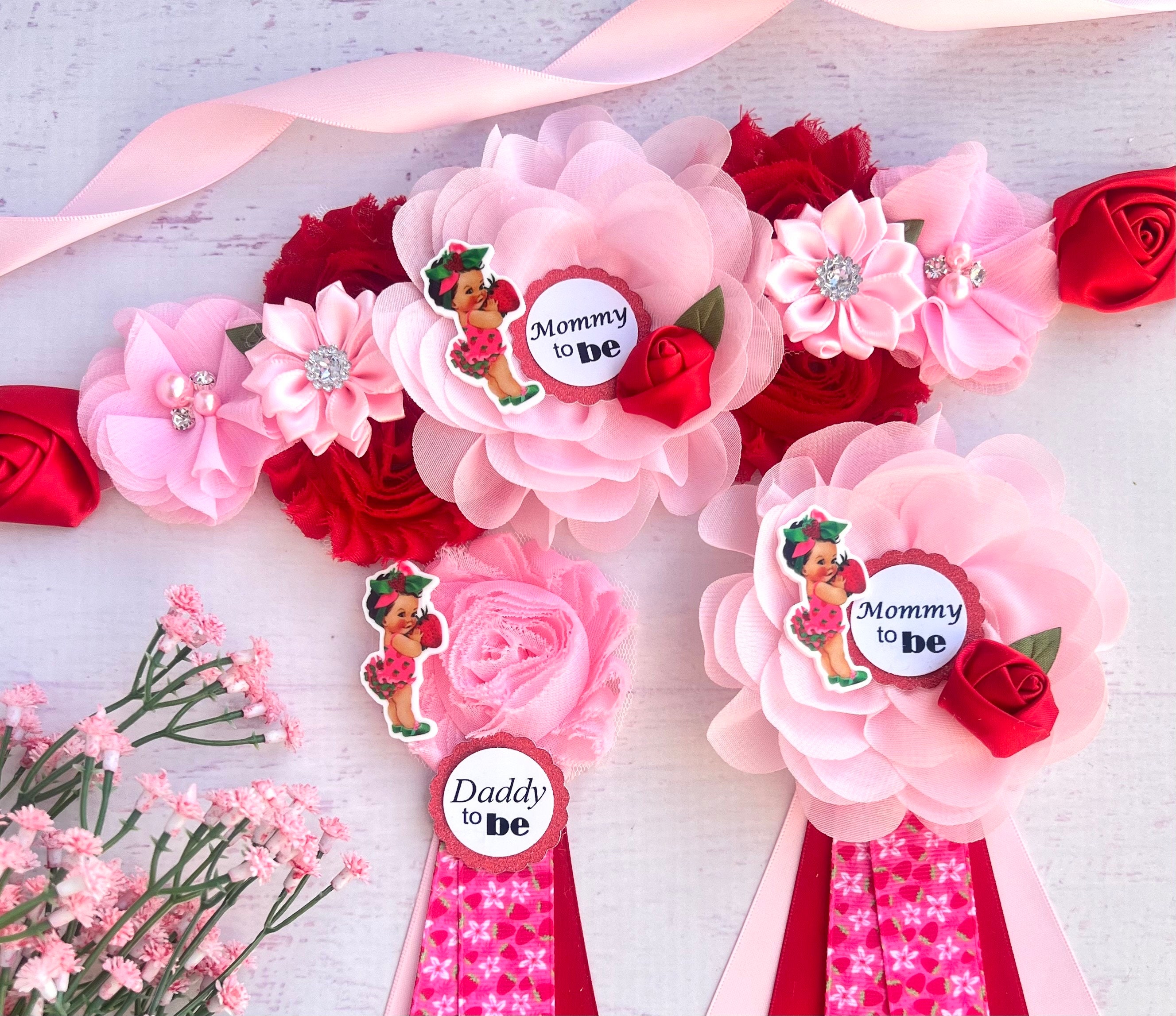 Faja de maternidad para baby shower de niña con fresas, ramilletes para  mamá y papá - Etsy México, image size:2655x2295