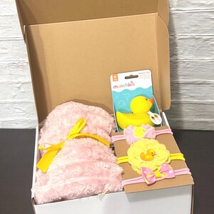 Ducky Theme Baby Girl Gift Basket/ New Baby Gift Basket/ Baby Shower Gift/ Welcome Baby Gift/ Baby Gift Basket/ Baby Basket with Blanket afbeelding 3