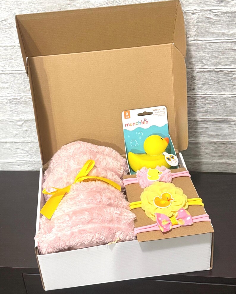 Ducky Theme Baby Girl Gift Basket/ New Baby Gift Basket/ Baby Shower Gift/ Welcome Baby Gift/ Baby Gift Basket/ Baby Basket with Blanket afbeelding 3