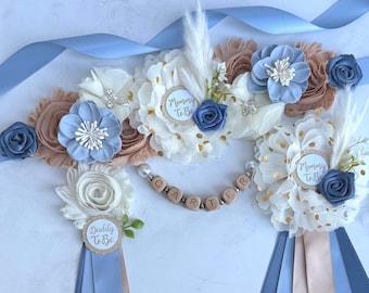 Boho Frühling Dusty Blau Baby Shower Mutterschaft Schärpe; Floral Corsage, Mama Papa und Familie Pins