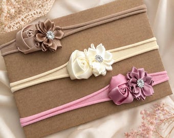 Blomma babyhårband SET Födelsedag Nyfödd hårband babyrosett Småbarnsrosett Nylonhårband Babyshowerpresent Flicka hårband Mauve/Crèmefärgat hårband