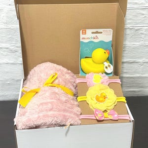 Ducky Theme Baby Girl Gift Basket/ New Baby Gift Basket/ Baby Shower Gift/ Welcome Baby Gift/ Baby Gift Basket/ Baby Basket with Blanket afbeelding 2