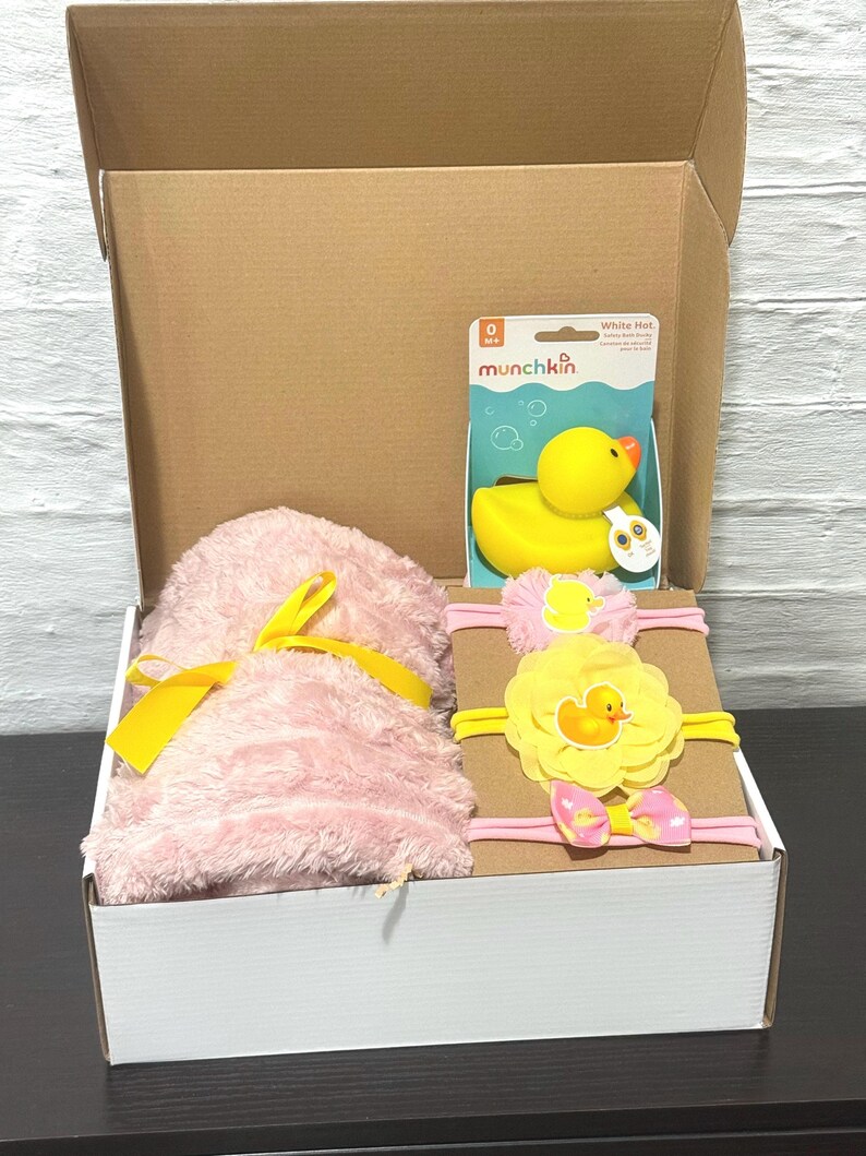 Ducky Theme Baby Girl Gift Basket/ New Baby Gift Basket/ Baby Shower Gift/ Welcome Baby Gift/ Baby Gift Basket/ Baby Basket with Blanket afbeelding 2