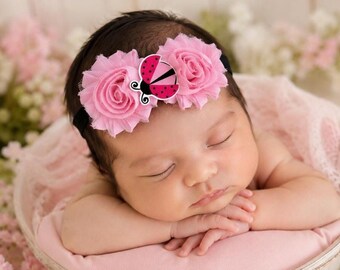 Rosa nyckelpiga babyhårband, nyfödd shabby rose, babyflicka blommig hårrosett