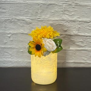 Sunflower Mason Jar with Fairy Lights – Rustic Sunflower Decor, Farmhouse Table Centerpiece, LED Jar Light, Wedding Summer Party Decoration