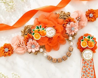 Orange babyshower-skärp för gravida; söt blivande mamma; nålar för pappa och familj