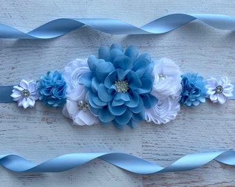 Dusty Blue / White Mutterschaft Sash Boy, Baby Shower Pin