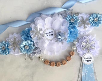 ブルースノーフレークマタニティサッシュ - ベビーシャワーコサージュ - 妊婦用サッシュ - ウィンターワンダーランドサッシュ