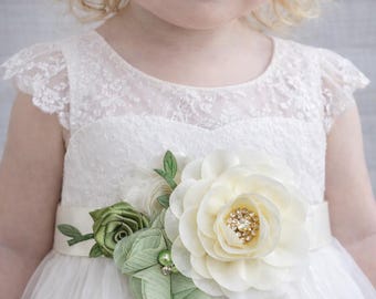 クリームとセージグリーンの女の子用サッシュ、フラワーガール用サッシュ、幼児用フラワーサッシュベルト、女の子用アイボリーグリーンサッシュベルト、ブライダルサッシュ、ブライズメイド用サッシュ