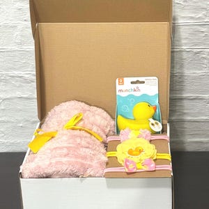 Ducky Theme Baby Girl Gift Basket/ New Baby Gift Basket/ Baby Shower Gift/ Welcome Baby Gift/ Baby Gift Basket/ Baby Basket with Blanket afbeelding 4
