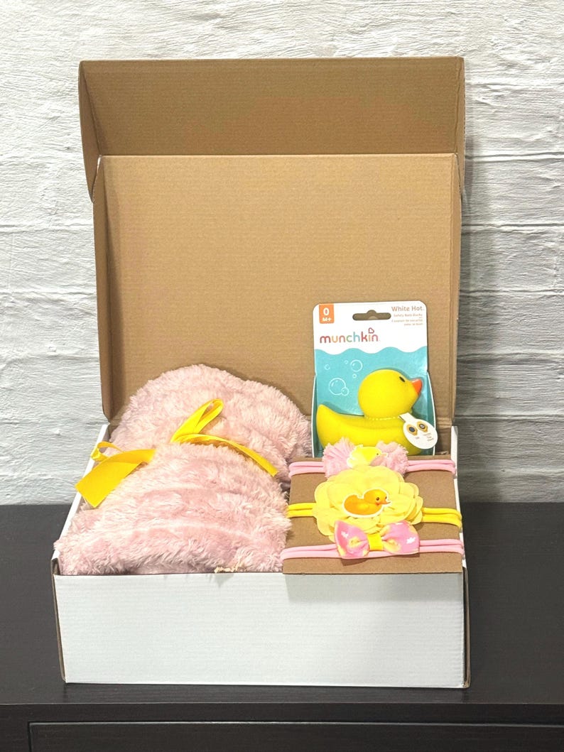 Ducky Theme Baby Girl Gift Basket/ New Baby Gift Basket/ Baby Shower Gift/ Welcome Baby Gift/ Baby Gift Basket/ Baby Basket with Blanket afbeelding 4