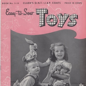 Puede incluir: Una portada de folleto de patrones de costura vintage con un fondo rosa y el texto "Easy-to-Sew Toys" en letras a cuadros en blanco y negro. La portada también presenta ilustraciones de niños jugando con varios juguetes de peluche, incluyendo un conejo, un caballo, un pingüino y un elefante.