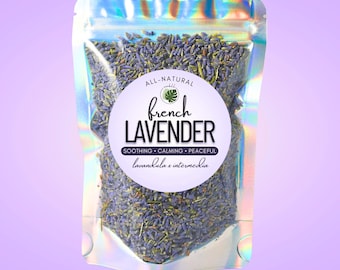Może przedstawiać: Holograficzna torebka wypełniona suszonymi fioletowymi pąkami lawendy. Okrągła biała etykieta zawiera tekst ALL-NATURAL, french LAVENDER, SOOTHING • CALMING • PEACEFUL oraz lavandula x intermedia, z małą ikoną zielonego liścia.
