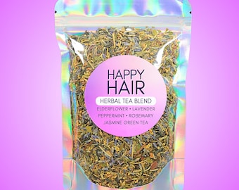 Pode incluir: Uma embalagem holográfica transparente cheia de mistura de chá de ervas. A embalagem apresenta um rótulo circular com as palavras "HAPPY HAIR" e os ingredientes: flor de sabugueiro, lavanda, hortelã-pimenta, alecrim e chá verde de jasmim. O fundo é um gradiente roxo.