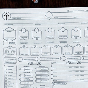 Könnte beinhalten: Ein leeres Charakterblatt für ein Tabletop-Rollenspiel. Das Blatt enthält Abschnitte für Charaktername, Rasse, Klasse, Ausrichtung, Hintergrund, Erfahrungspunkte, Trefferpunkte, Fähigkeitswerte, Rettungswürfe, Fertigkeiten, Fertigkeiten, Sprachen, Ausrüstung und Notizen.