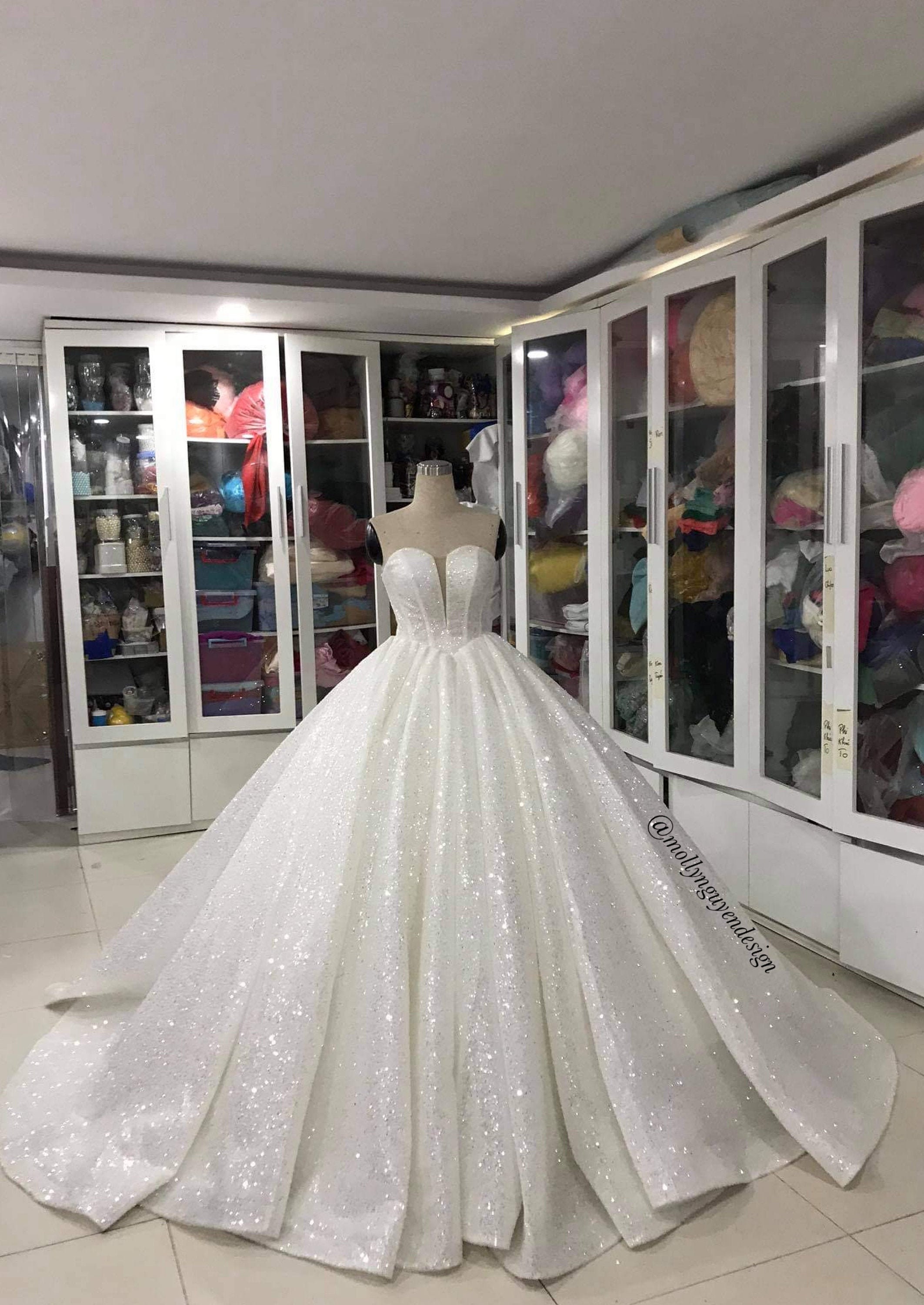 Vestido de novia degradado en tela brillo | INVITADISIMA Talla Ropa 34  Colores BEIGE/BLANCO Categoria Colores BEIGES/BLANCOS BAJO PEDIDO Bajo  pedido