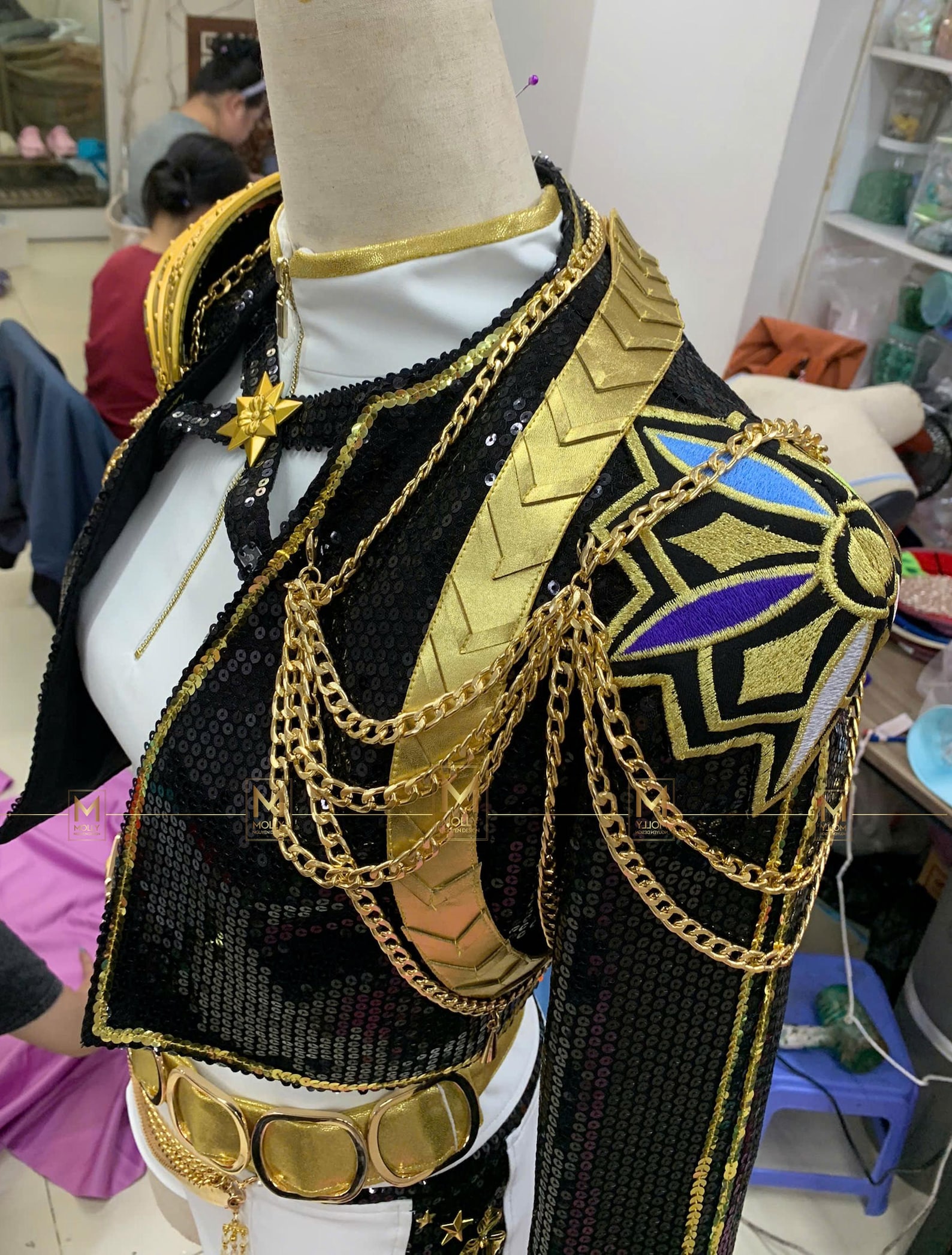 Rumi K-pop Cosplay Costume - the Full Set of Rumi's Black and Gold ...