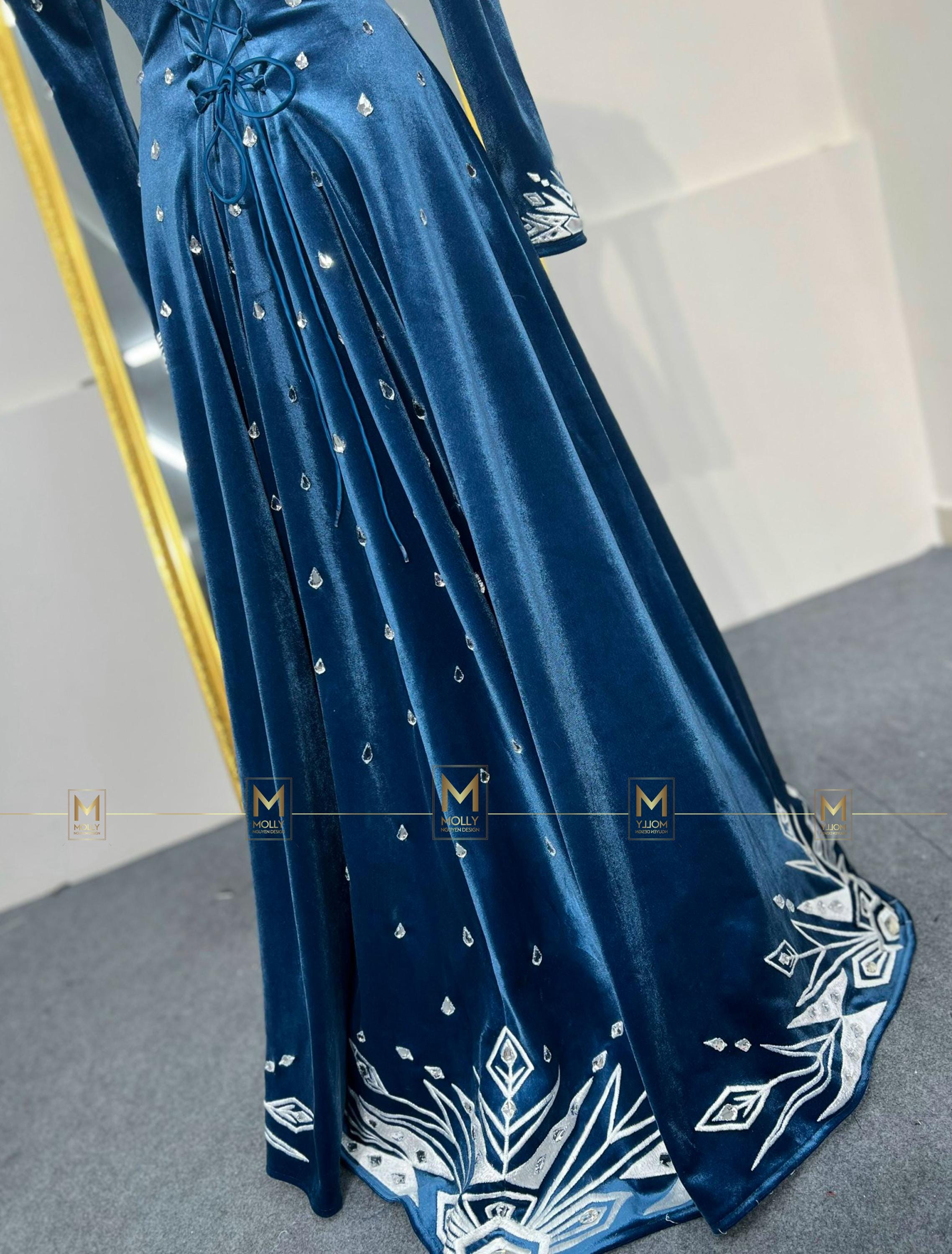elsa dark blue dress I love this dress for Elsa! I wish we could see more of her in it. (Olaf's Frozen Adventure) : r/Frozen