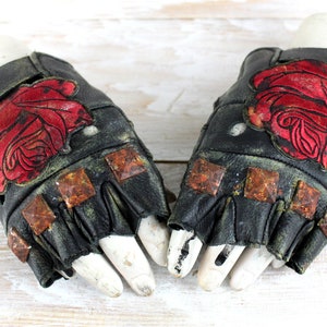 Guantes Rotten Roses - Guantes apocalípticos - Guantes con Brads - Guantes de motociclista de cuero - Guantes tácticos - Accesorios Burning Man - Cosplay