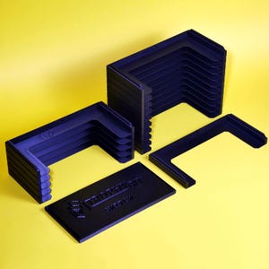 以下が含まれることがあります： 黒いプラスチック製の収納オーガナイザーのセットで、1つのピースに「PROPERTY OF」と「MASTER」の文字が印刷されています。オーガナイザーは、アイテムを収納して整理するために設計されています。