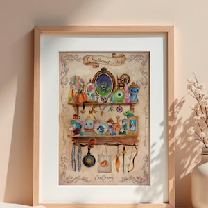 Puede incluir: Una lámina de acuarela enmarcada titulada Childhood Shelf que muestra dos estantes de madera llenos de objetos de personajes animados, incluyendo una figura de piel verde en un espejo, una criatura azul, una pecera y una sartén.