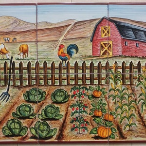 Puede incluir: Un mural de azulejos pintados a mano que representa una escena de granja con un granero rojo, un gallo, vacas y un jardín con col, tomates, calabazas y maíz.