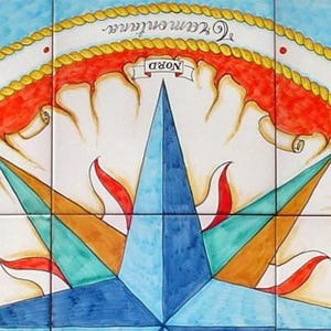 Murale in piastrelle raffigurante una rosa dei venti dipinta a mano, decorazione con medaglione nautico image 7