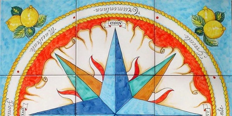 Murale in piastrelle raffigurante una rosa dei venti dipinta a mano, decorazione con medaglione nautico image 7
