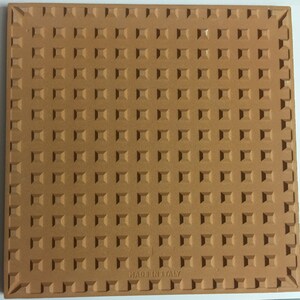 K&ouml;nnte beinhalten: Eine Terrakotta-Fliese mit einer strukturierten Oberfl&auml;che und dem Aufdruck "Made in Italy" auf der Unterseite.
