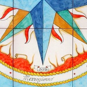 Murale in piastrelle raffigurante una rosa dei venti dipinta a mano, decorazione con medaglione nautico image 8