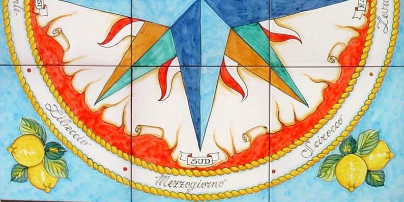 Murale in piastrelle raffigurante una rosa dei venti dipinta a mano, decorazione con medaglione nautico image 8