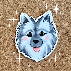 Può includere: Una tazza di ceramica bianca con un manico nero e la scritta "But First, Coffee" in nero, con un carattere a mano. La tazza è su una superficie bianca.