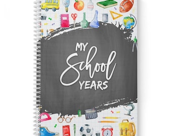 Può includere: Un quaderno a spirale con sfondo di lavagna nera e il testo "My School Years". La copertina è decorata con colorate illustrazioni ad acquerello di articoli scolastici, tra cui un autobus, un mappamondo, una calcolatrice, una matita, un righello, un libro, un paio di occhiali, un pallone da calcio, un orologio e uno zaino.