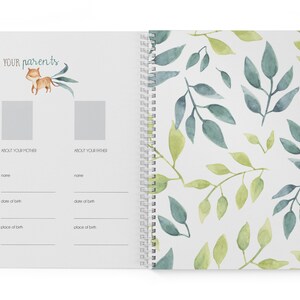 Puede incluir: Un cuaderno blanco de espiral con un patr&oacute;n de acuarela de hojas verdes en la portada. La portada tiene una secci&oacute;n para escribir sobre tus padres, con el texto "YOUR parents" y una peque&ntilde;a ilustraci&oacute;n de un zorro.