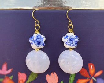 Pendientes de porcelana con flores azules, pendientes blancos, pendientes colgantes, pendientes azules, pendientes de porcelana, pendientes llamativos, pendientes de flores