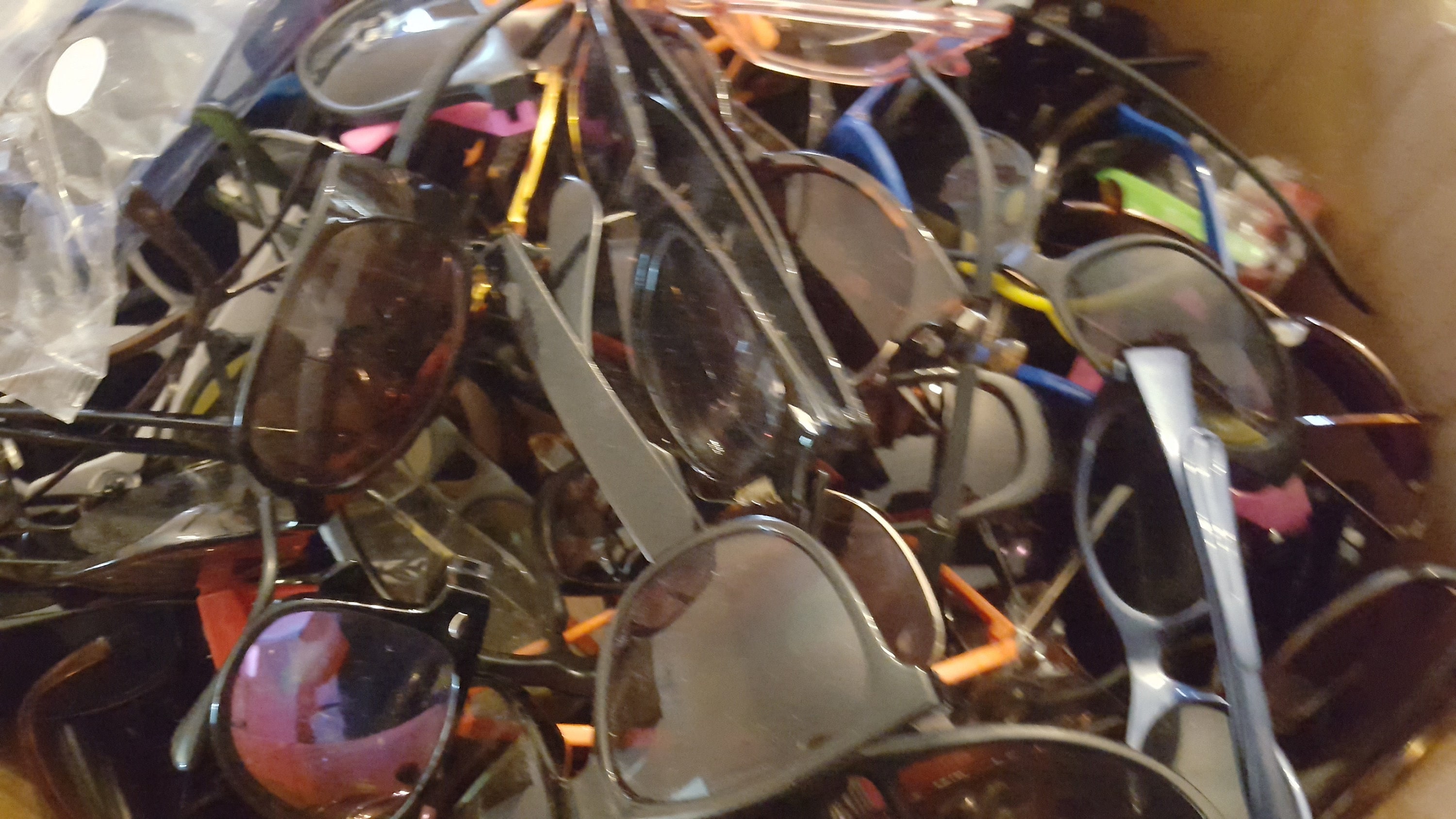 4 Pounds Variety Sunglasses Some Name Brands Fun Party  display picture 1