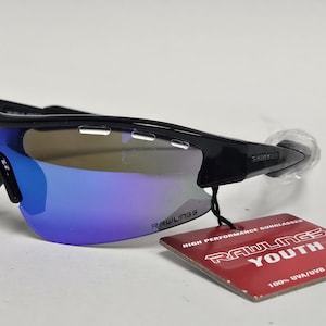 K&ouml;nnte beinhalten: Schwarze Rawlings-Sonnenbrille f&uuml;r Jugendliche mit blau verspiegelten Gl&auml;sern. Die Sonnenbrille hat ein sportliches Design und ein Etikett mit der Aufschrift "Rawlings Youth" und "100% UVA/UVB Protection."