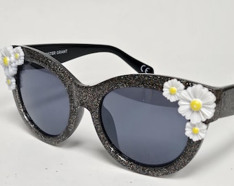 Foster Grant Svarta Formgjutna Vita Daisy Daisies Designer Solglasögon Fri Frakt