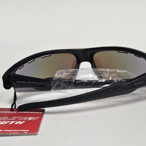 K&ouml;nnte beinhalten: Schwarze Rawlings Youth Sonnenbrille mit verspiegelten Gl&auml;sern. Die Sonnenbrille hat ein sportliches Design und ist neu mit Etikett. Das Etikett lautet "Rawlings Youth" und "High Performance Sunglasses".
