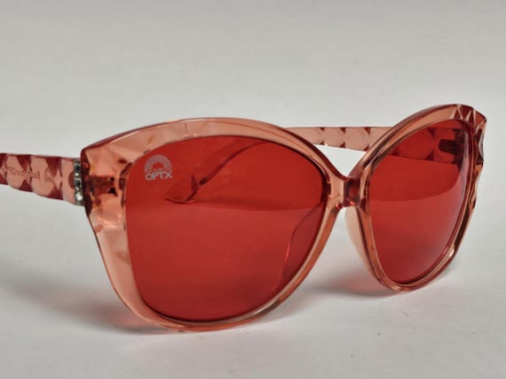 Rainbow Optx Ruby Red Textured Cat Sunglasses Fre… - image 3