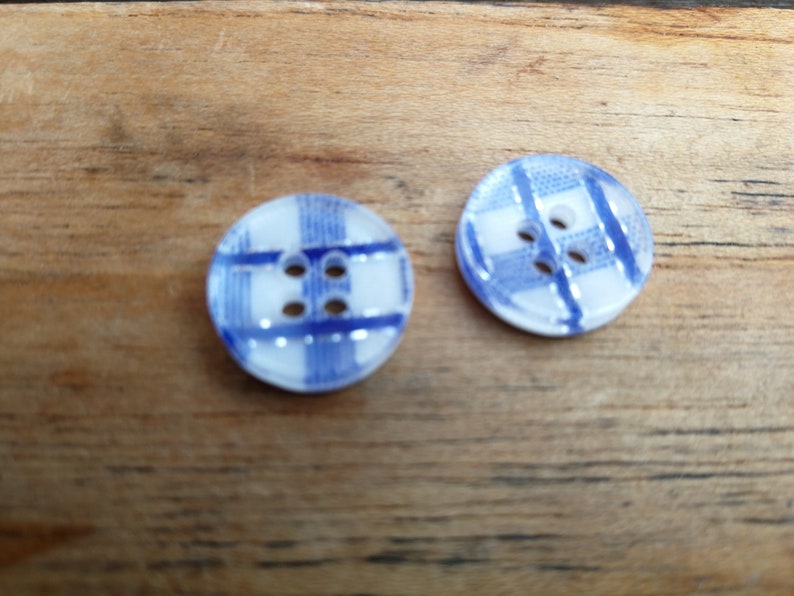 5 karierte Knöpfe / 5 striped buttons Bild 1