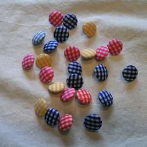 5 kleine, karierte Stoffknöpfe /5 small checkered fabric buttons