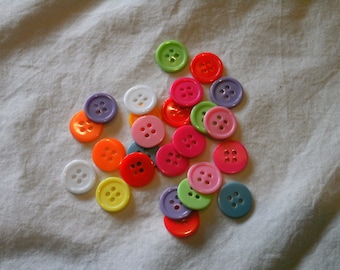 5 small, colorful plastic buttons/5 small, colorful plastic buttons