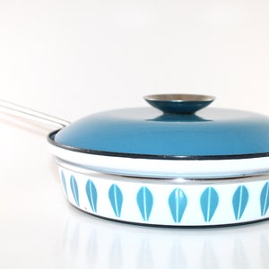 Cathrineholm - Lovely vintage enamel pan with handle and lid  - Lotus design - Made in Norway 1950.