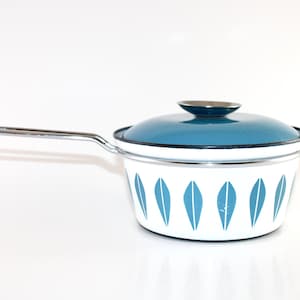 Cathrineholm - Lovely vintage enamel pan with handle and lid  -  Lotus design -  Made in Norway 1950.