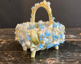 Ancien petit panier de myosotis en porcelaine allemande objet miniature de vitrine d’époque victorienne shabby chic romantique Elfinware